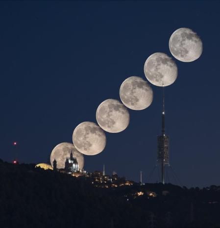Salida de Luna detrás del Tibidabo pasando a su vez por la Torre de Collserola, secuencia captadas desde Santa Coloma de Cervelló, a unos 10 km.