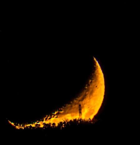 Así se pone la luna creciente, en Manlleu.