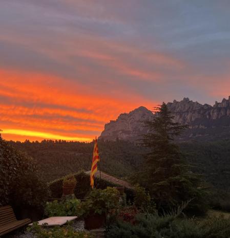 El amanecer de la bandera en Montserrat.