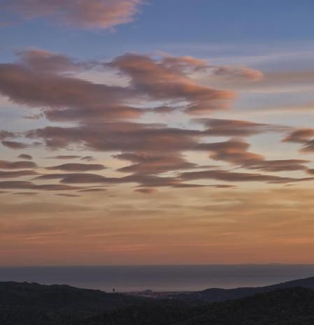 Mallorca desde la Serralada Litoral bajo las nubes de viento.