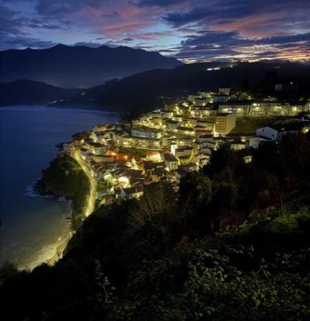 La costa iluminada de Lastres.