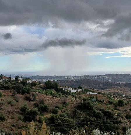 Cortina de lluvia sobre el mar vista desde Mijas.