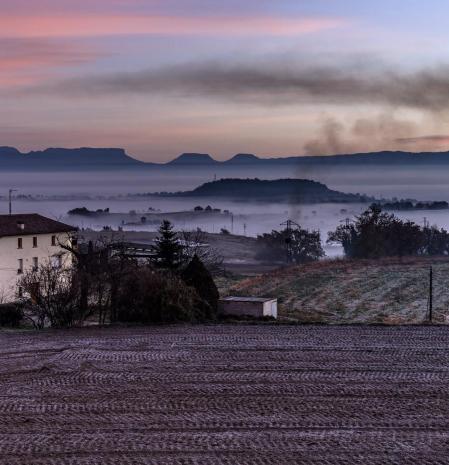 Helada, niebla, cielo con candilazo y el pequeño humo doméstico que no sube, los ingredientes de la inversión térmica en Gurb.