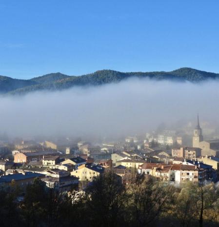 La niebla baja de Campdevànol.