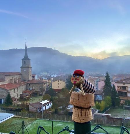 El tió con vistas de Campdevànol.