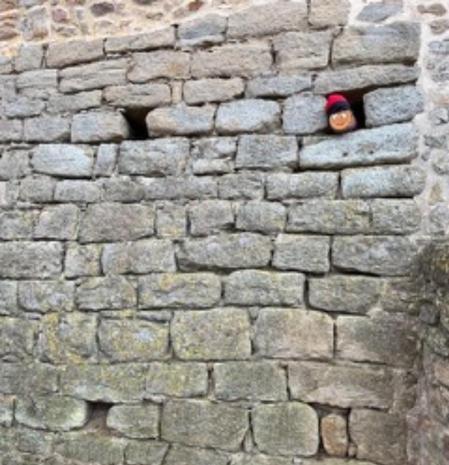 El tió busca asilo en la muralla de Ullastret.