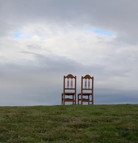 Dos sillas para ver el cielo de Madrid