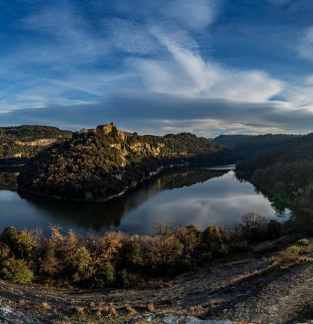 El cielo de viento reflejado en el meandro del Ter.