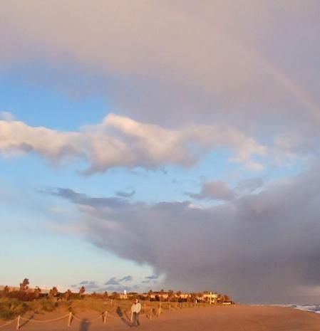 El arco iris de 'Goretti' en la playa de Gavà.