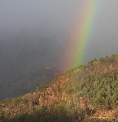 Ermita de Sant Grau (Campdevànol) con el arco iris.
