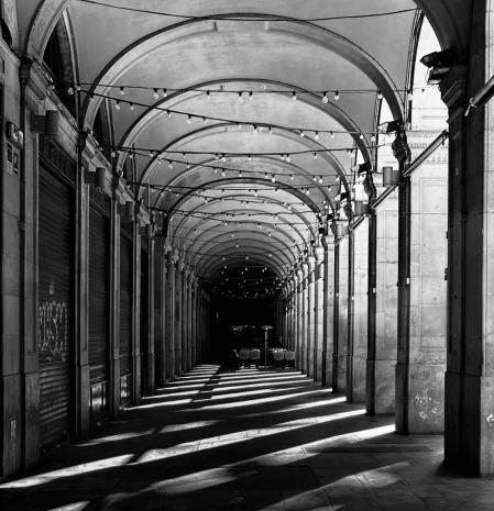 La magia de la plaza Reial en blanco y negro.