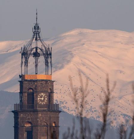 El Pirineo luce blanco más allá de Manleu.