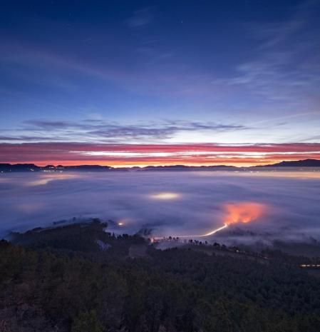 La Plana de Vic encendida bajo la niebla, visto desde  Sant Bartomeu del Grau (Osona).