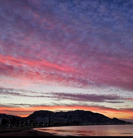Candilazo al amanecer en la bahía de Roses.