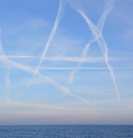 Cielo de estelas visto desde la costa de Vilassar de Mar.
