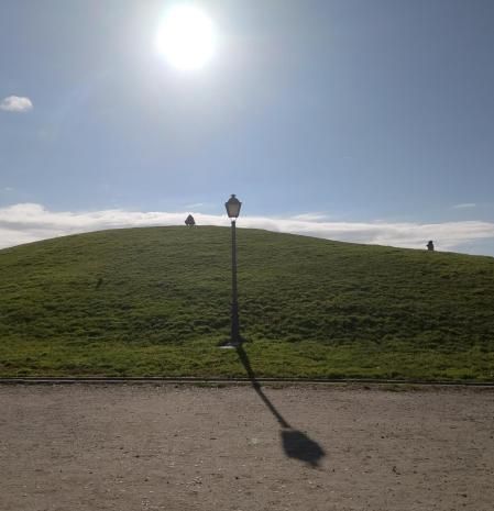 El improvisado reloj de sol de la farola del Cerro del Tío Pío.