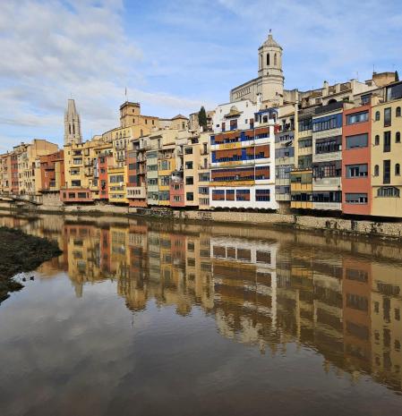 Reflejos de las casas del río Onyar en Girona.