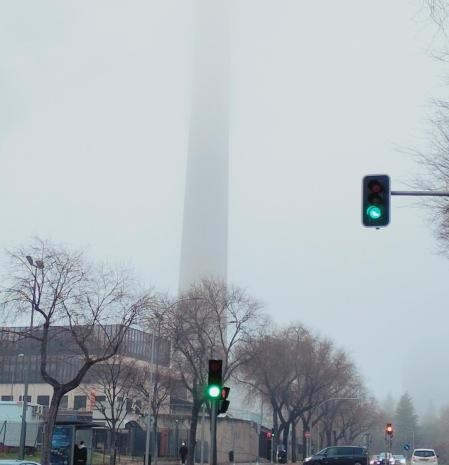 El Pirulí desaparece en la niebla.