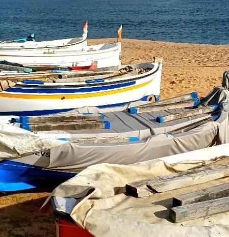 Barcas en la playa de Blanes.
