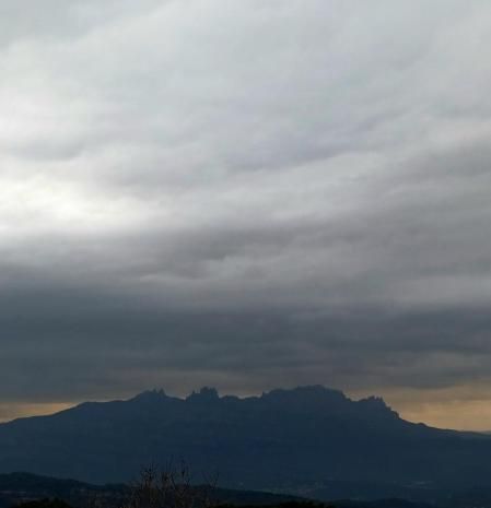 El nubarrón de la lluvia en Montserrat visto desde la Serra de l'Obac.