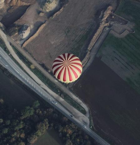 Globo de colores sobrevolando la carretera cerca de Besalú.