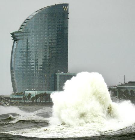 Grandes olas en las playas de Barcelona.