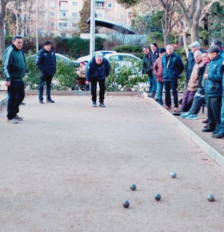 Jugando a la petanca en el parque Calero de Madrid.