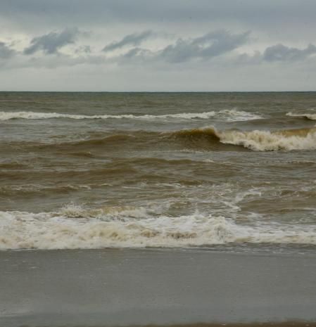 La playa de Pals con el agua de color chocolate a causa del temporal.