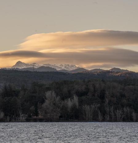 Nubes lenticulares sobre el Montseny vistas desde el pantano de Sau.