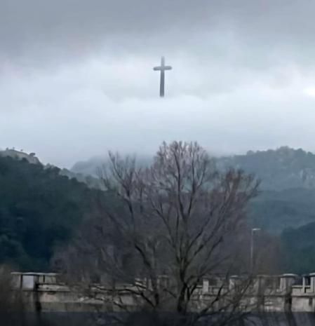 La cruz levitante del Valle de Cuelgamuros.