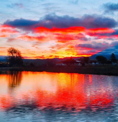 Los reflejos matinales del Parc de l'Agulla.