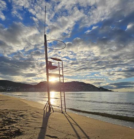 La silla de vigilancia en la playa del Rastrell.