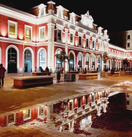El espejo de la Estación del Norte de Madrid al anochecer.