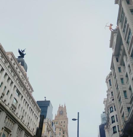 La diosa Diana con su arco, disparando enfrente hacia su amado, el bello Endimión, que se halla a lomos del ave Fénix.