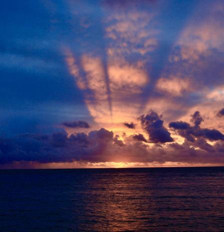 Espectáculo de rayos crepusculares frente a La Fosca de Palamós.