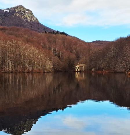 Juego de reflejos en el pantano de Santa Fe.
