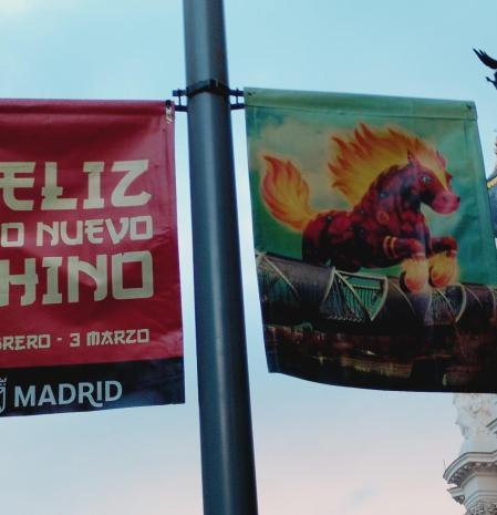 Cartel anunciado del Año Nuevo chino, en la Gran Vía de Madrid.