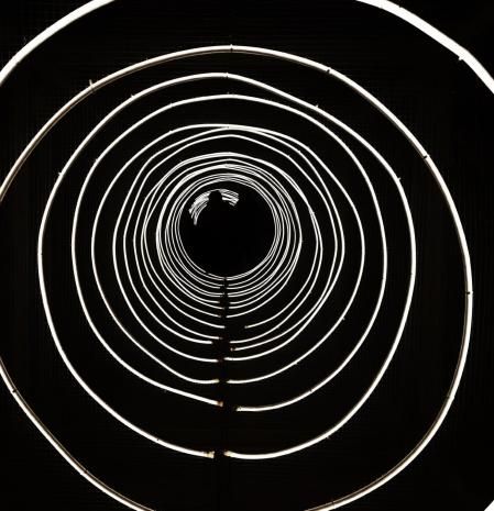 La instalación 'XMNEIA – L’últim alè', en la plaza del Patufet del Poblenou.