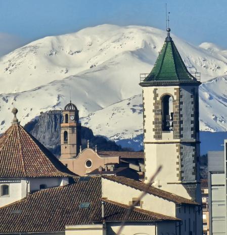 El campanario de la Cleva y, al fondo, el Puigmal nevado.