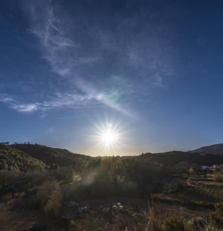 Pinceladas de cirros en el Alt Penedès.
