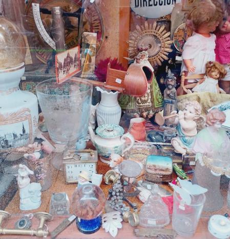Escaparate de una tienda de antigüedades de Madrid.