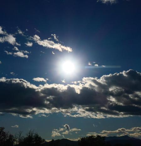 Nube rodillo con el sol, en el cielo de Vilobí d'Onyar.