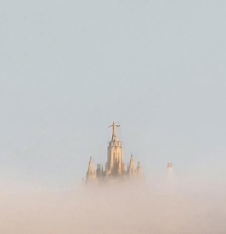 El templo del Tibidabo entre la niebla.