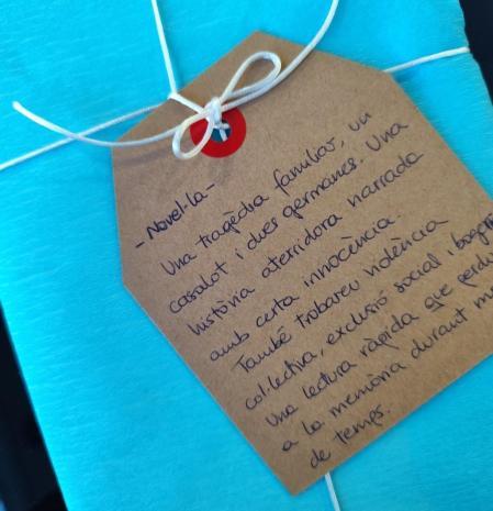 Cita a ciegas con los libros en la exposición de la biblioteca de la Esquerra de l'Eixample.