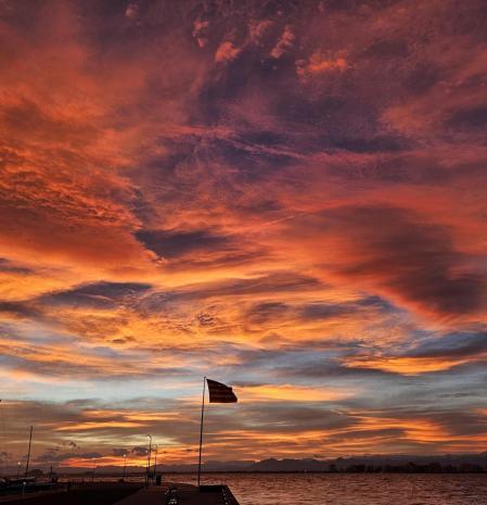 Atardecer en el puerto de Roses.