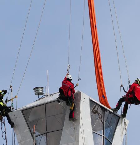 Trabajos para coronar la Torre de Jesús de la Sagrada Família.