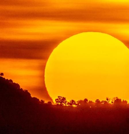 Amanecer entre nieblas en Manlleu.