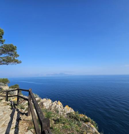 El mirador azul de Punta Ventosa, en Torroella de Montgrí.