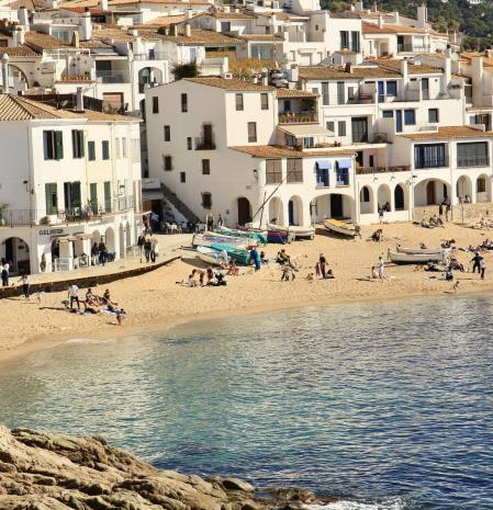 Día de playa en febrero en Calella de Palafrugell.