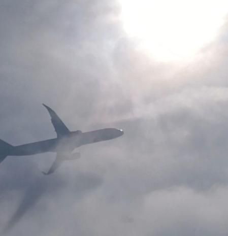 El vuelo fantasma de la sombra del avión, sobre la playa de Gavà.